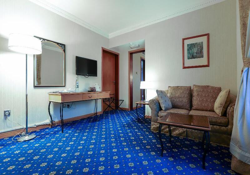 带大床的套房, Holiday Inn Express Hotel & Suites Greensboro East, An Ihg