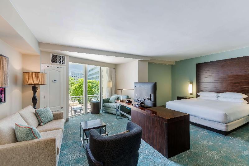 מיטת קינג בסוויטה, Holiday Inn Express Hotel And Suites Athens, An Ihg