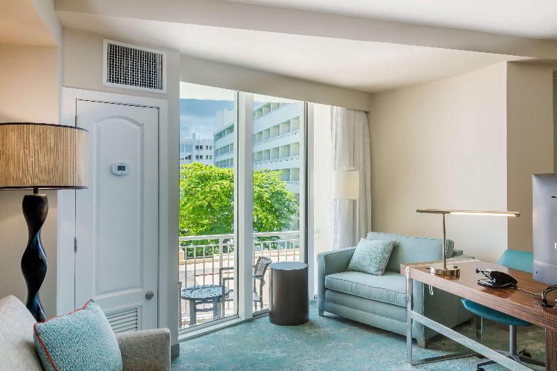 Büyük Çift Kişilik Yataklı Süit, Holiday Inn Express Hotel And Suites Athens, An Ihg