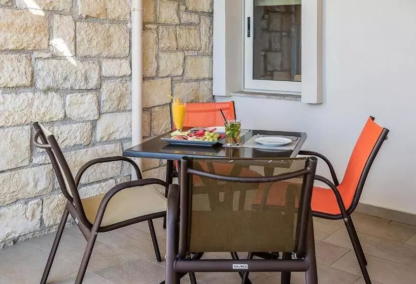 استودیوی استاندارد, Kavos Hotel & Suites