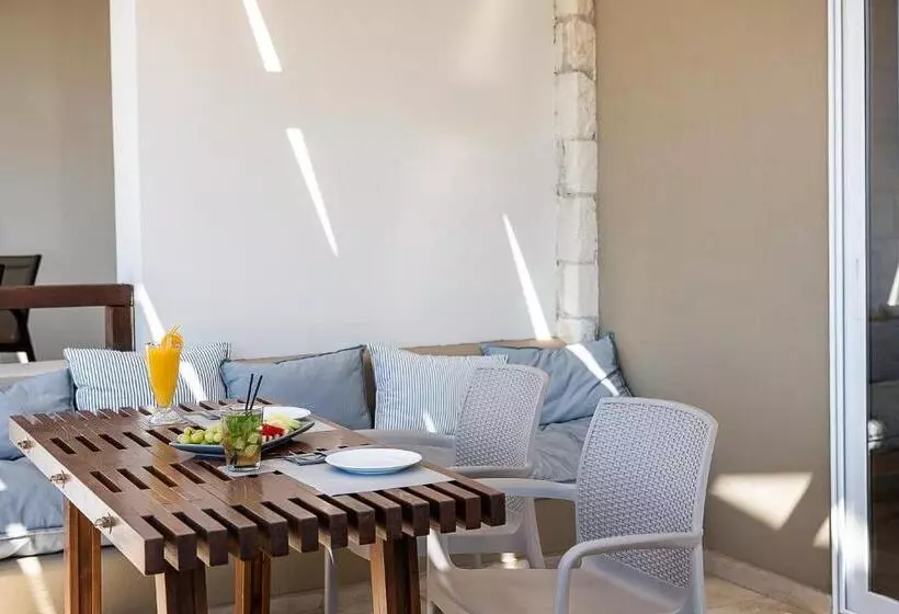 سوییت جونیور با چشمانداز دریا, Kavos Hotel & Suites