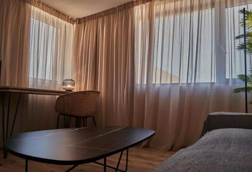 سوئیت جونیور با استخر, Kavos Hotel & Suites