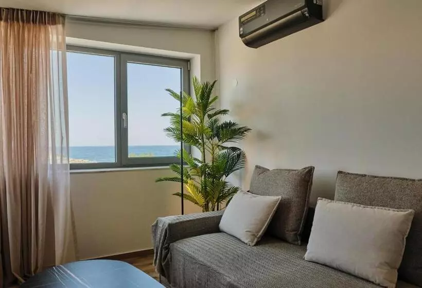 سوئیت جونیور با استخر, Kavos Hotel & Suites