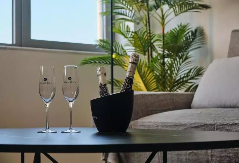 سوئیت جونیور با استخر, Kavos Hotel & Suites
