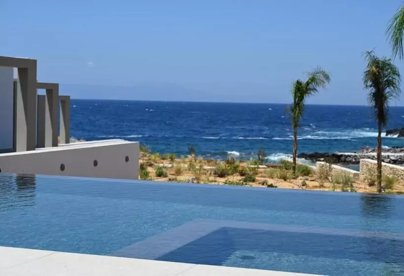 سوئیت جونیور با استخر, Kavos Hotel & Suites