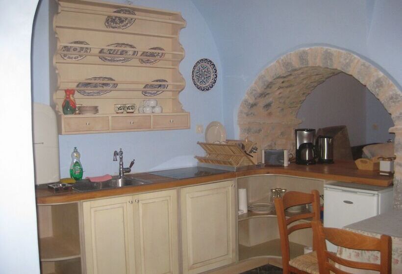 اتاق استاندارد سه نفره, Traditional Hotel Ianthe