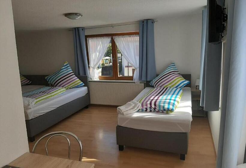 Quarto Triplo Estandar, Gästehaus Pension Waldhorn