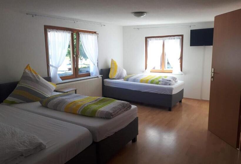 Quarto Triplo Estandar, Gästehaus Pension Waldhorn