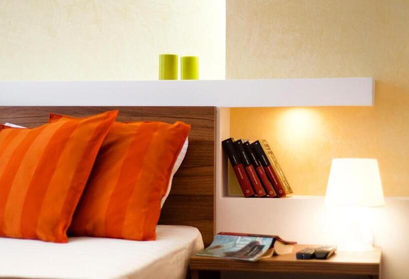 דירת 2 חדרים עם טרסה, 6 Apartments