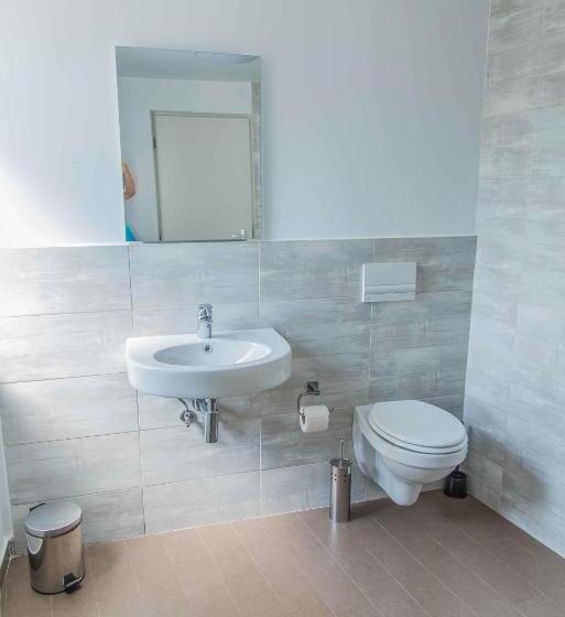 דירת חדר, 6 Apartments