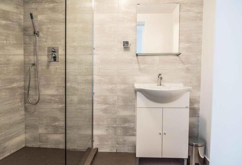 דירת חדר, 6 Apartments