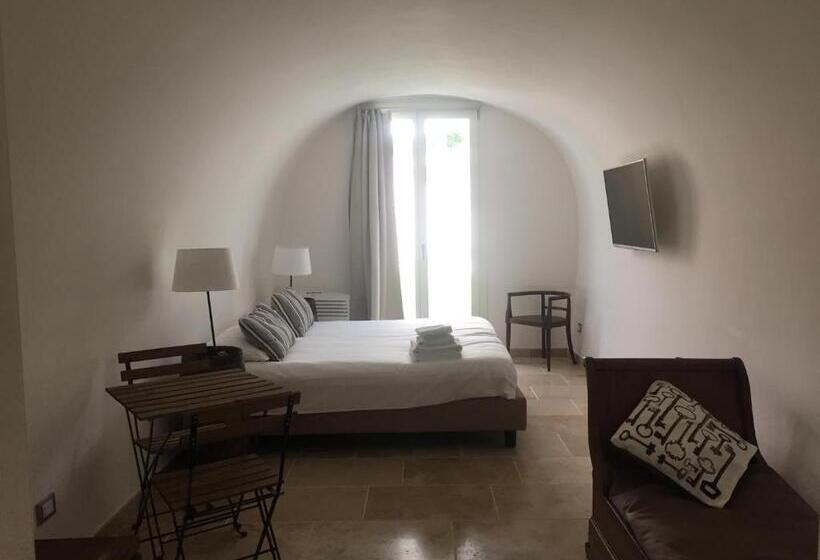 سوییت با چشم‌انداز کوه, Aurivu