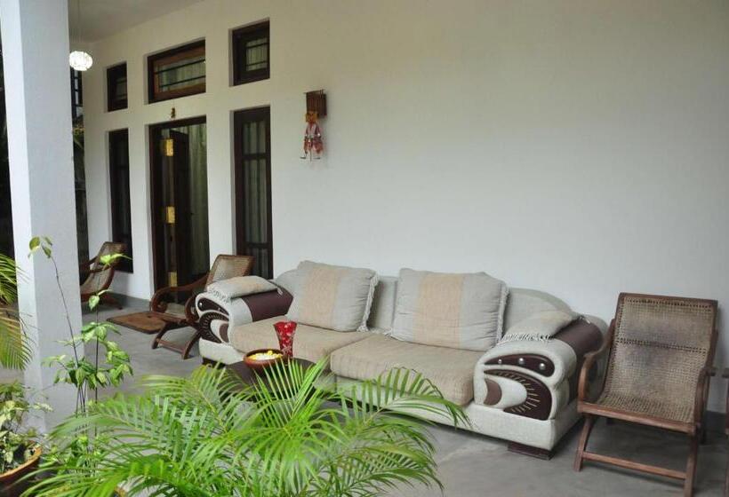 חדר דלוקס לשלושה, Butterfly Jewel