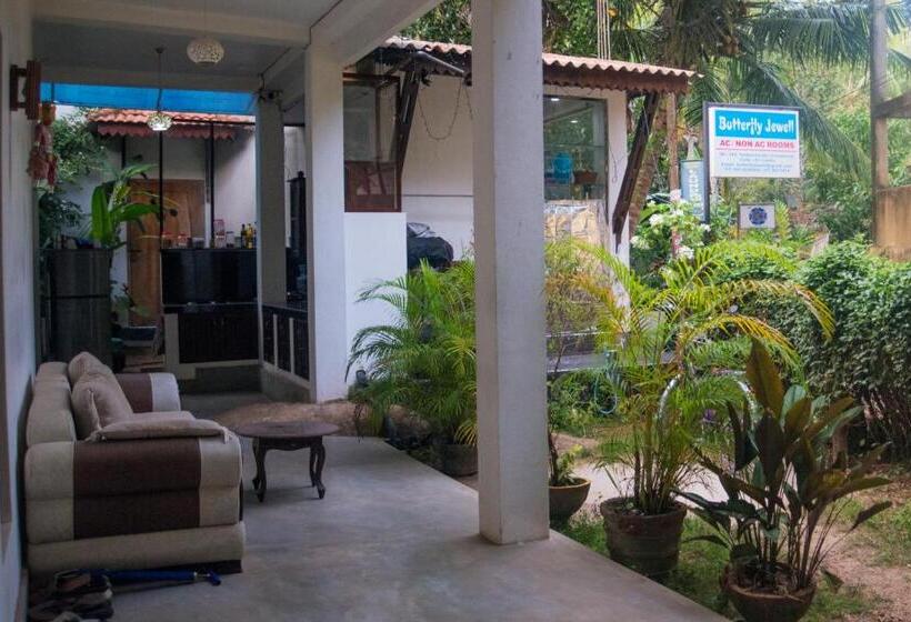 חדר דלוקס לשלושה, Butterfly Jewel