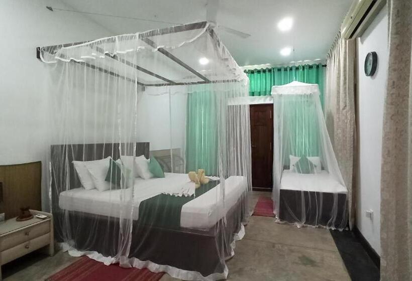 חדר דלוקס לשלושה, Butterfly Jewel