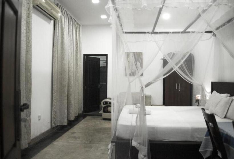 חדר דלוקס לשלושה, Butterfly Jewel