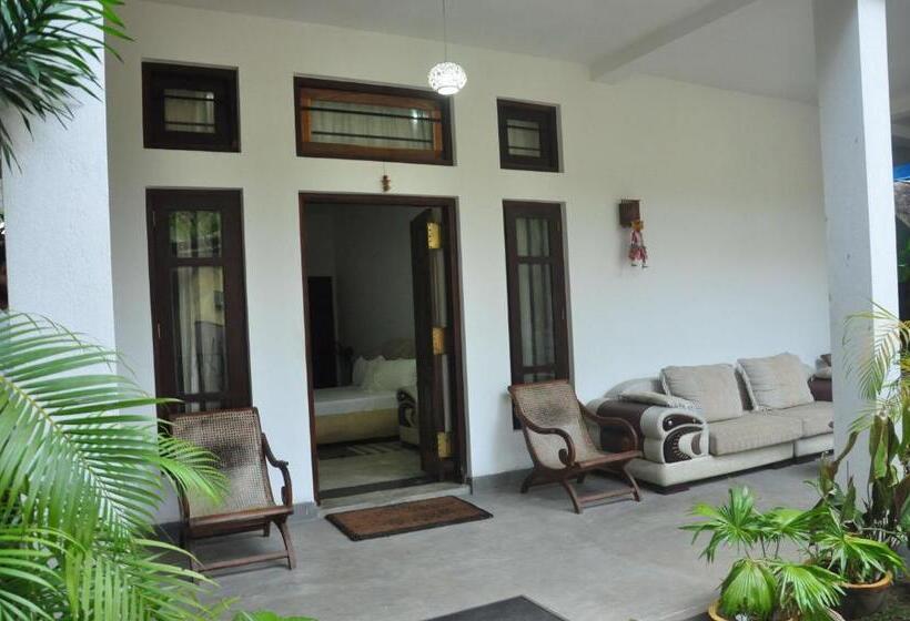 חדר דלוקס לשלושה, Butterfly Jewel