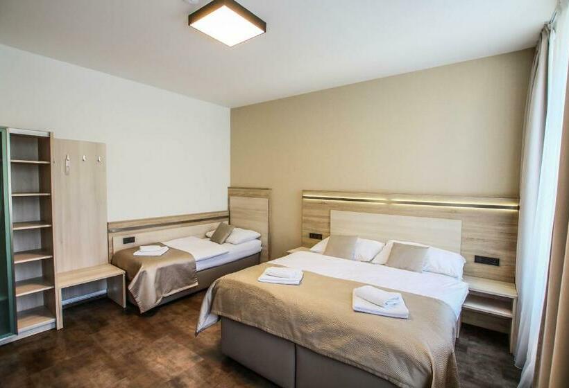 חדר קומפורט לשלושה, Mariel Znojmo