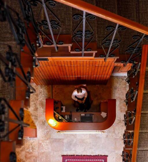 سوئیت با بالکن, Bosnali