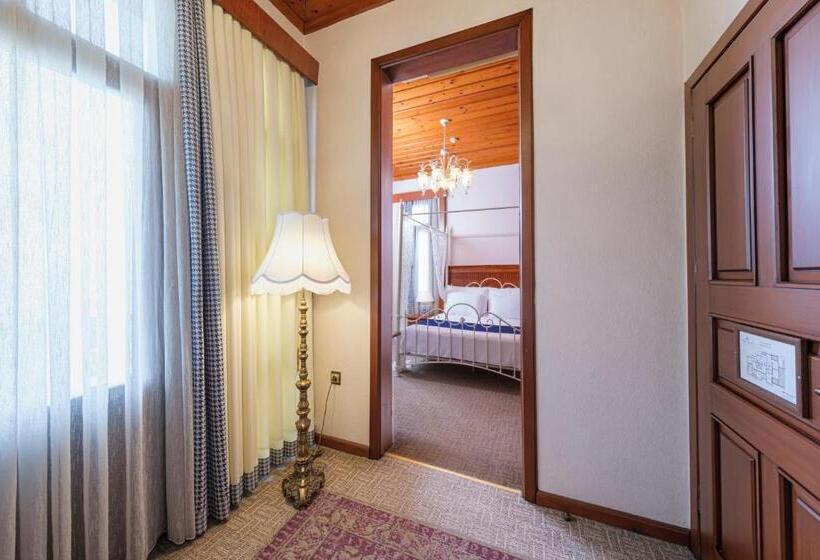 سوئیت با چشم‌انداز رودخانه, Bosnali