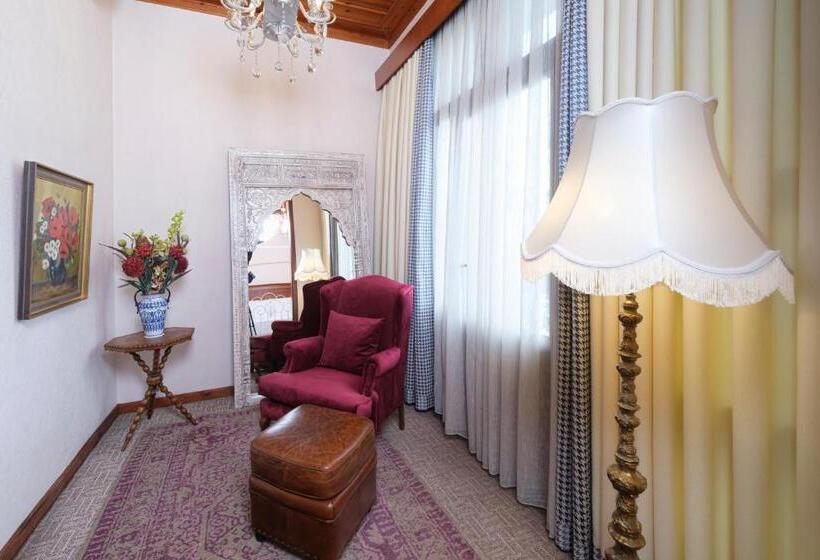 سوئیت با چشم‌انداز رودخانه, Bosnali