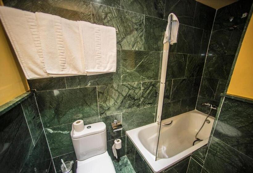 חדר סטנדרט לשלושה עם מרפסת, Boutique Hotel Castilla