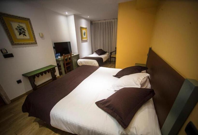 חדר סטנדרט לשלושה עם מרפסת, Boutique Hotel Castilla