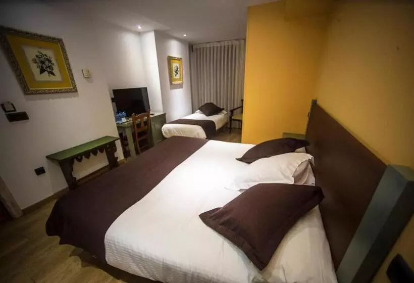اتاق استاندارد سه تخته با بالکن, Boutique Hotel Castilla