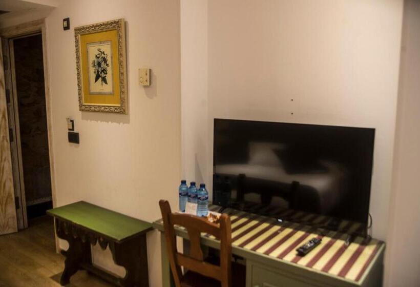 חדר סטנדרט לשלושה עם מרפסת, Boutique Hotel Castilla