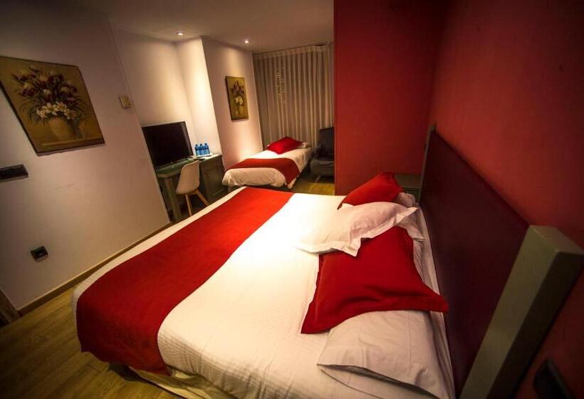 חדר סטנדרט לשלושה עם מרפסת, Boutique Hotel Castilla