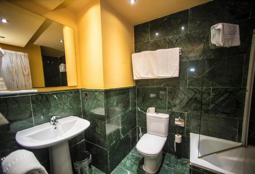 חדר סטנדרט לשלושה עם מרפסת, Boutique Hotel Castilla