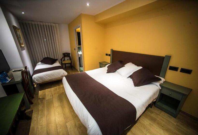 חדר סטנדרט לשלושה עם מרפסת, Boutique Hotel Castilla