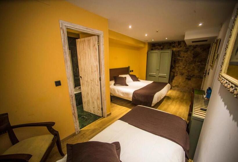 חדר סטנדרט לשלושה עם מרפסת, Boutique Hotel Castilla