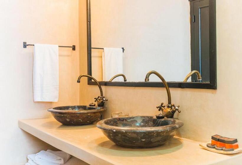 اتاق استاندارد سه نفره, Dar Chamaa