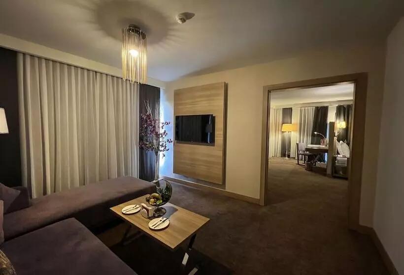 Juniorsviitti, Kaya Izmir Thermal & Convention