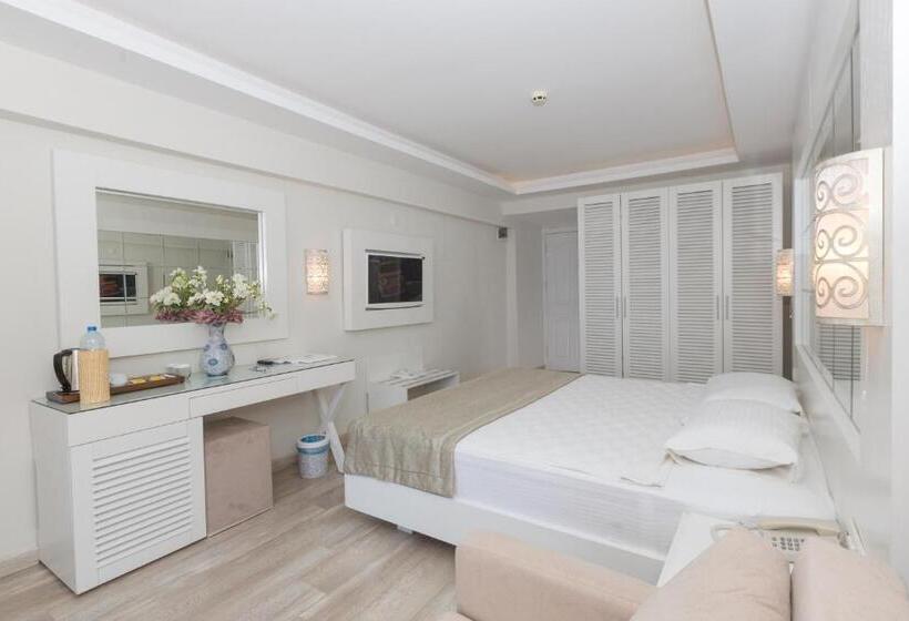 اتاق استاندارد چهار تخته با چشم‌انداز دریا, Mavi Deniz Otel   All Inclusive