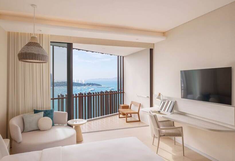 Номер Deluxe Вид на Море, Hilton Pattaya