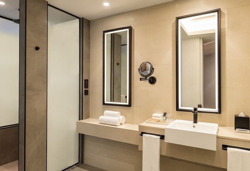 سوییت لوکس, Sheraton Mall Of The Emirates Hotel, Dubai