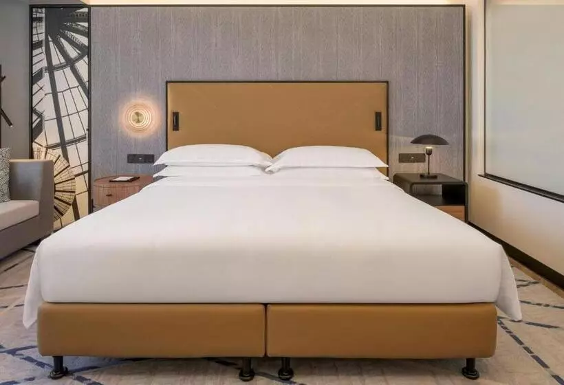 اتاق دلوکس با تخت کینگ و چشم‌انداز شهر, Sheraton Mall Of The Emirates Hotel, Dubai