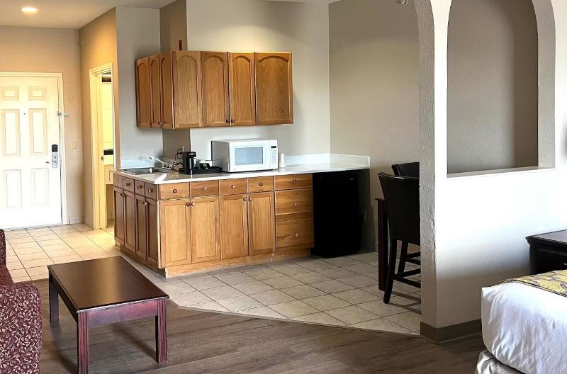 带大床的套房, Baymont By Wyndham Houston Brookhollow