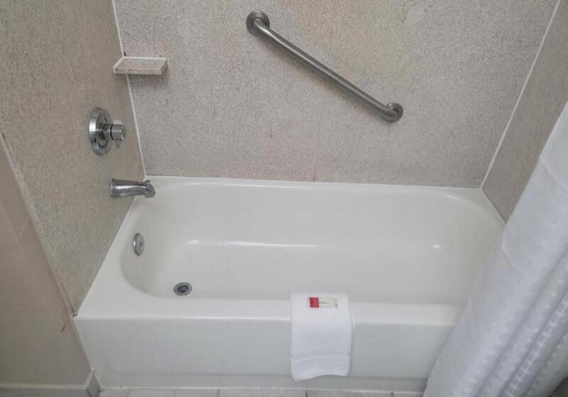 适合残疾人士使用的带超级大床的标准间, Baymont By Wyndham Houston Brookhollow