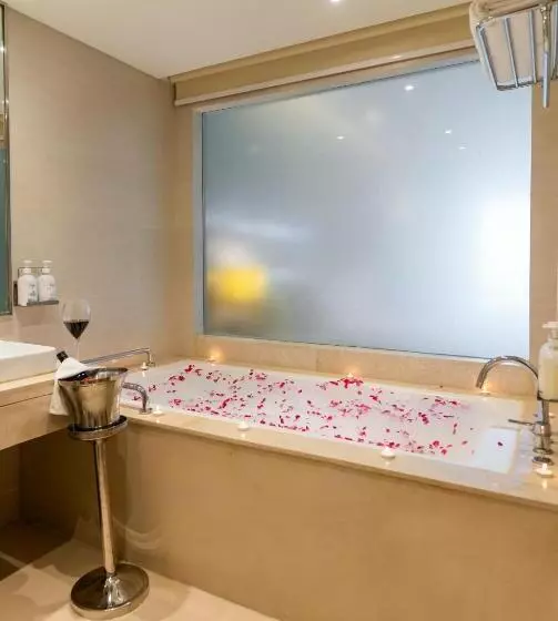 キングサイズベッドのスイートルーム, Holiday Inn Agra Mg Road An Ihg