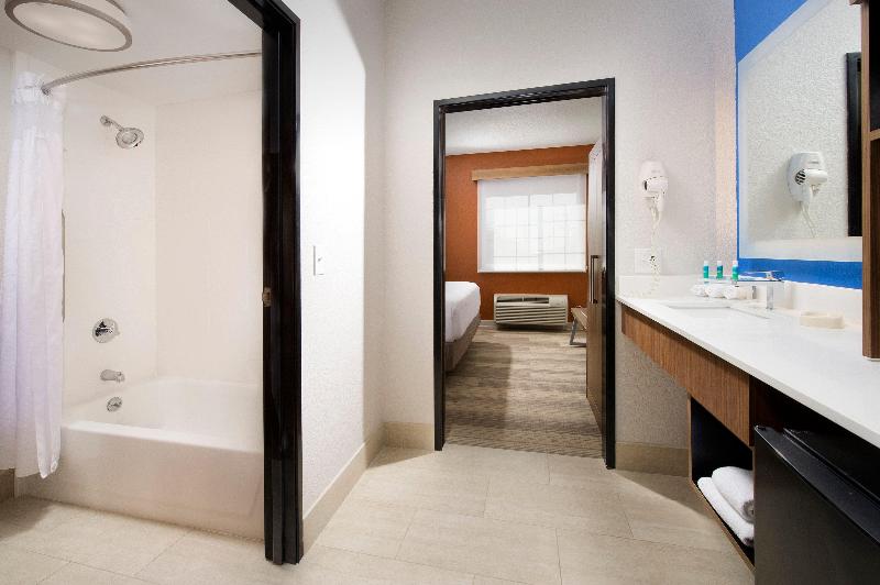 Люкс Кровать Кинг, Holiday Inn Express & Suites San Antonio Downtown Market Area, An Ihg