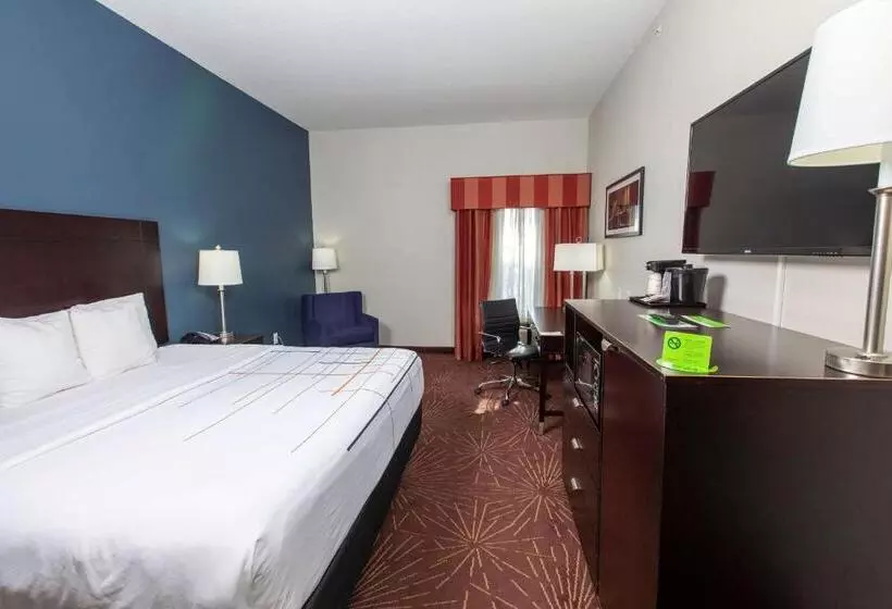 キングサイズベッドのスタンダードルーム, La Quinta By Wyndham Houston East At Normandy