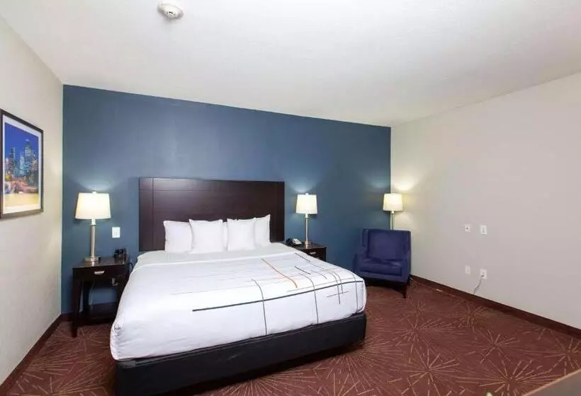 キングサイズベッドのスタンダードルーム, La Quinta By Wyndham Houston East At Normandy