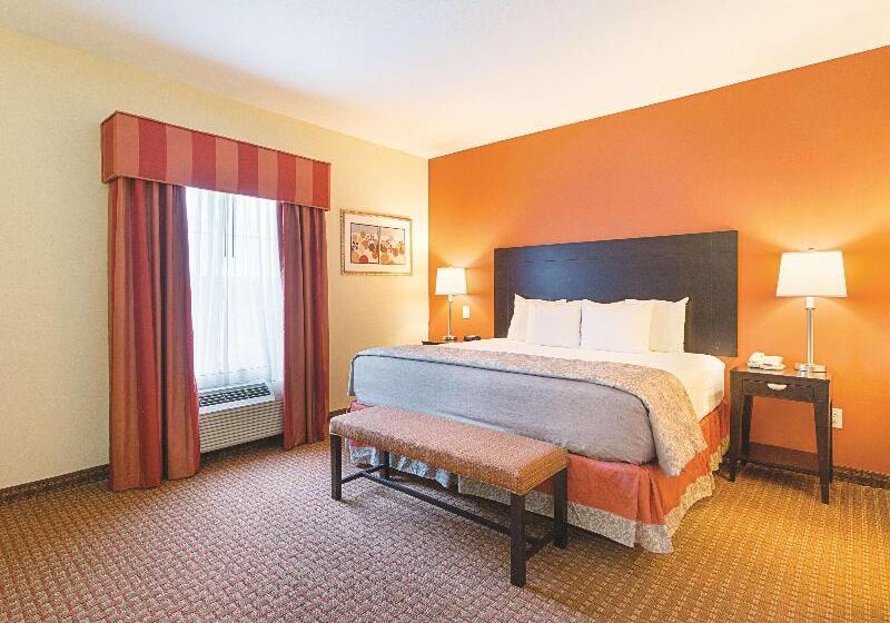 מיטת קינג בסוויטה, La Quinta By Wyndham Houston East At Normandy