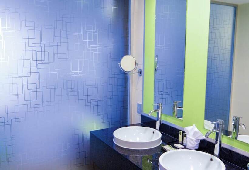 带大床的豪华间, Hotel Riu Plaza Panama