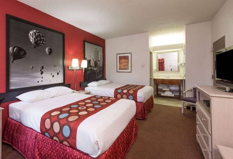 Номер Стандарт 2 Двуспальные Кровати, Quality Inn & Suites