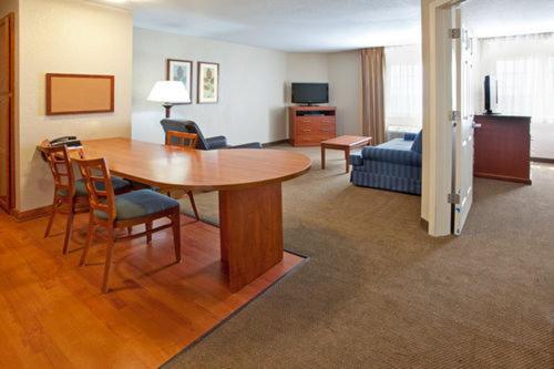 キングサイズベッドのスイートルーム, Candlewood Suites Elgin – Northwest Chicago, An Ihg