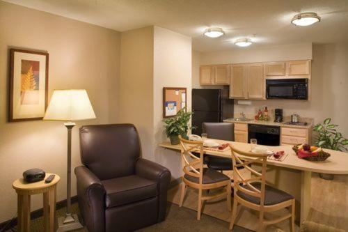 מיטת קינג בסוויטה, Candlewood Suites Elgin – Northwest Chicago, An Ihg